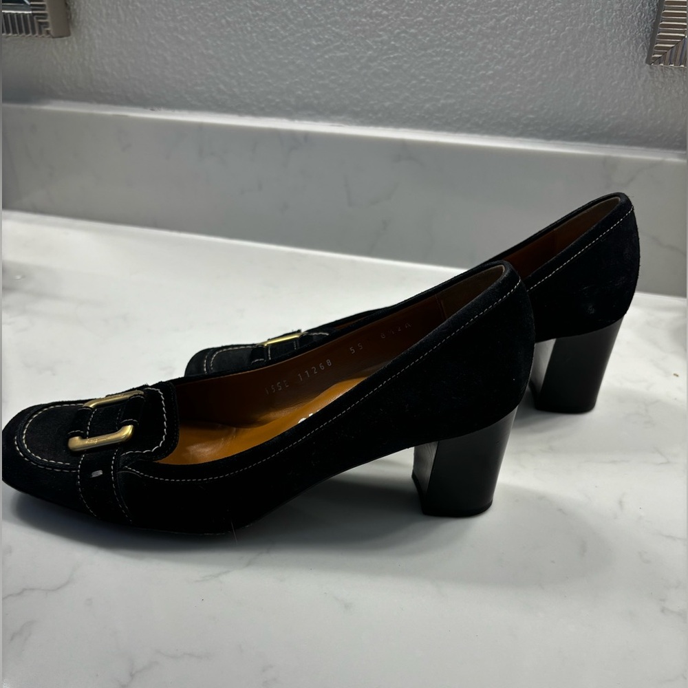 Ferragamo suede pumps with gold buckle hardware - Picture 2 of 8